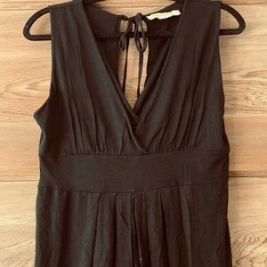 Black sleeveless dress